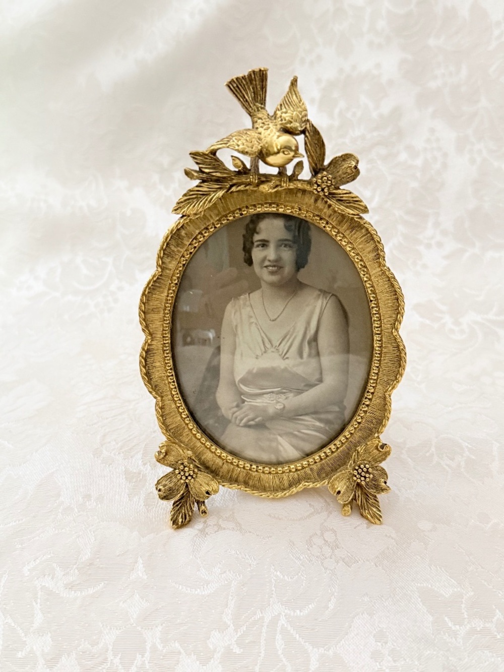 Matson Vtg 24kt Gold Ormolu Oval Convex Glass Frame Figural Bird/Boxwood Flower